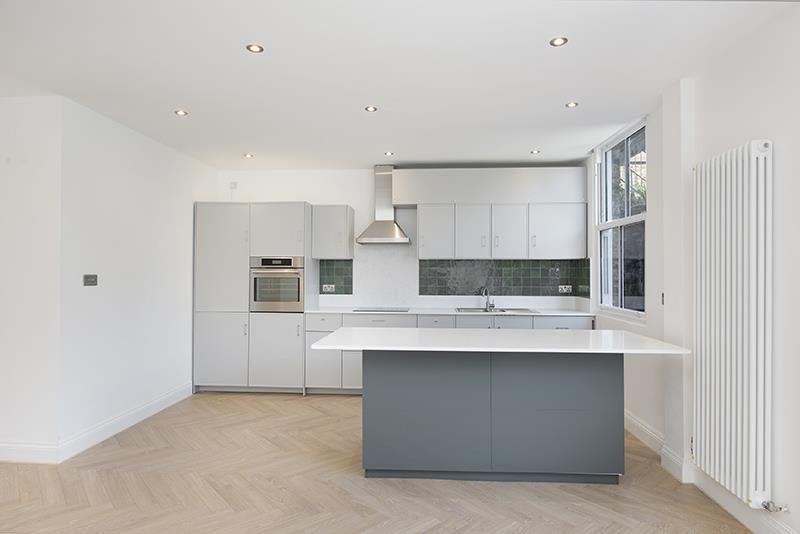 Flat Sarre Road in Greater London