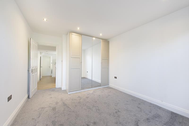 Flat Sarre Road in Greater London