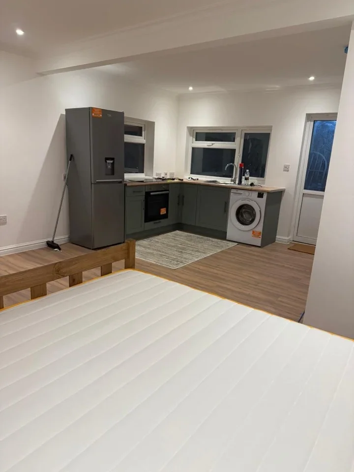 Flat Ruskin Road in Greater London