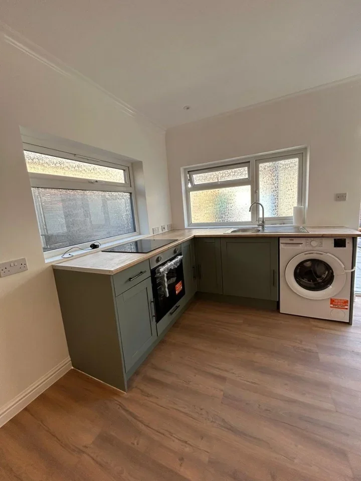 Flat Ruskin Road in Greater London