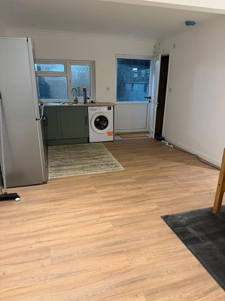 Flat Ruskin Road in Greater London