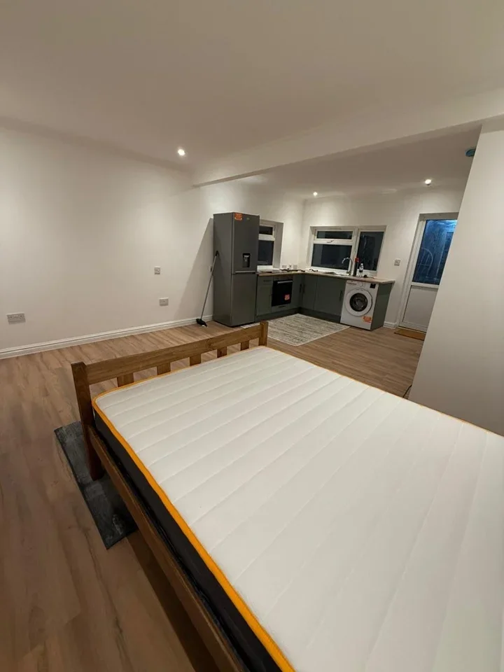 Flat Ruskin Road in Greater London