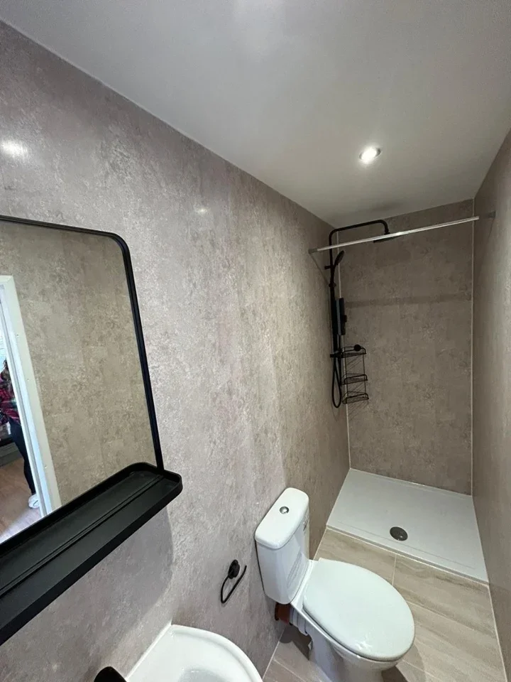 Flat Ruskin Road in Greater London