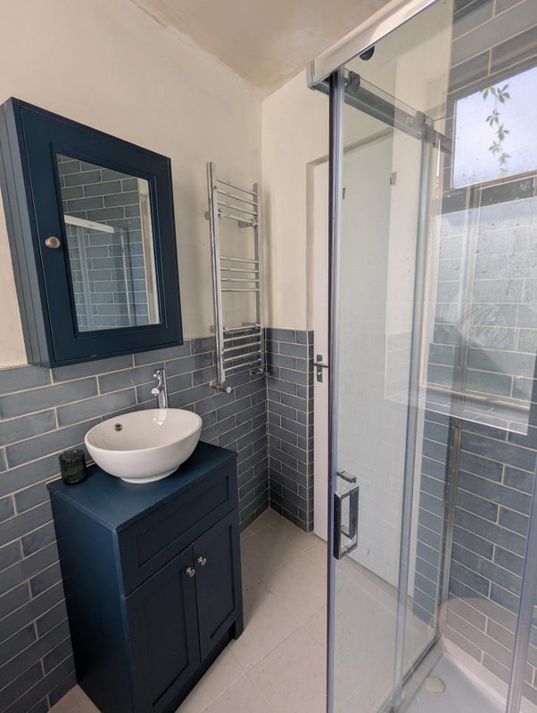 Room Woodnook Road in Greater London