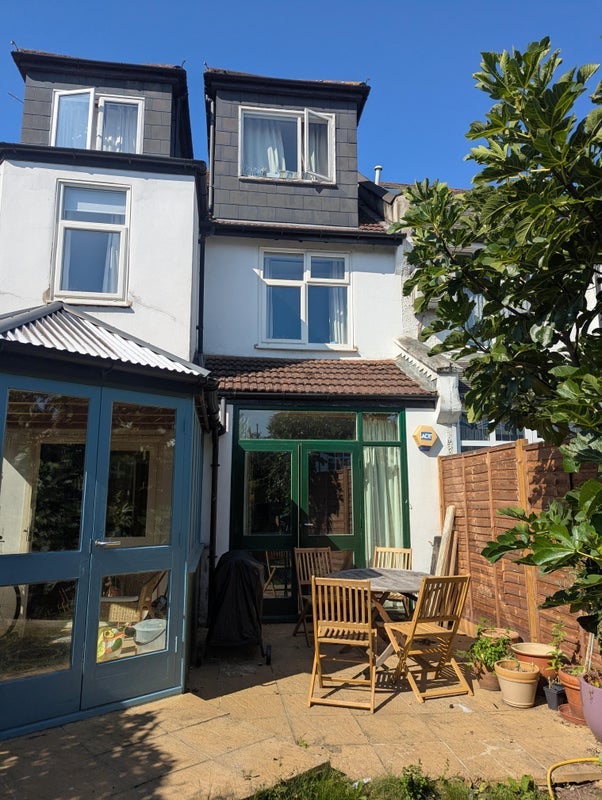 Room Woodnook Road in Greater London