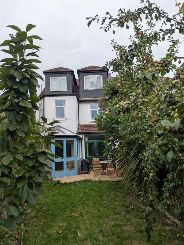 Room Woodnook Road in Greater London