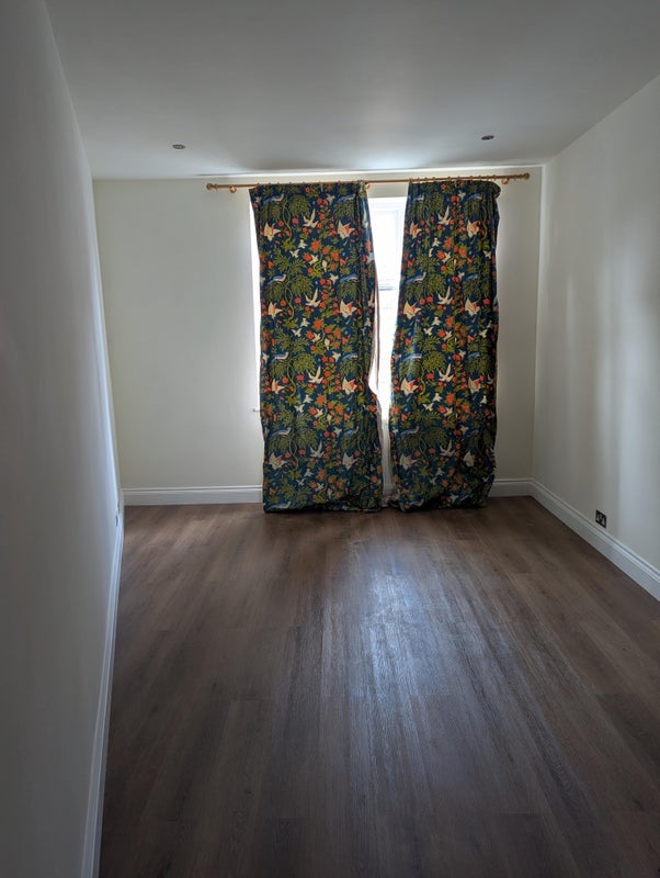 Room Woodnook Road in Greater London