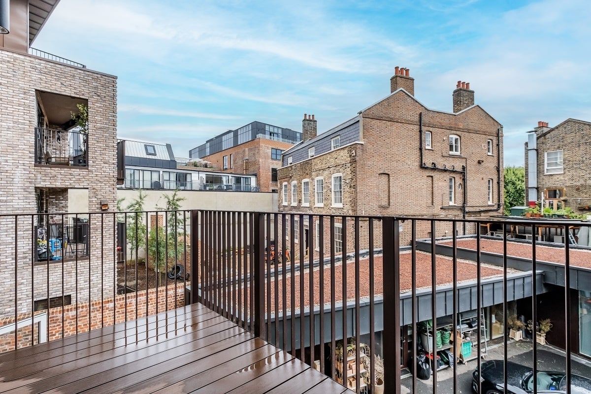 Flat Gransden Avenue in Greater London