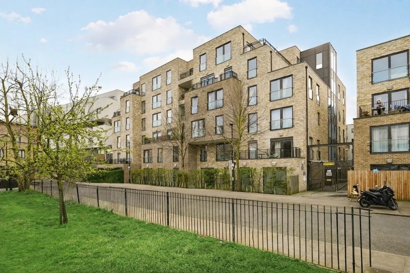 Room Axio Way in Greater London