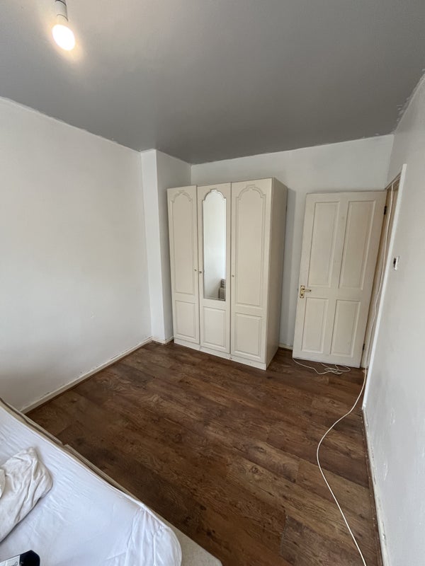 Room Russett Way in Greater London