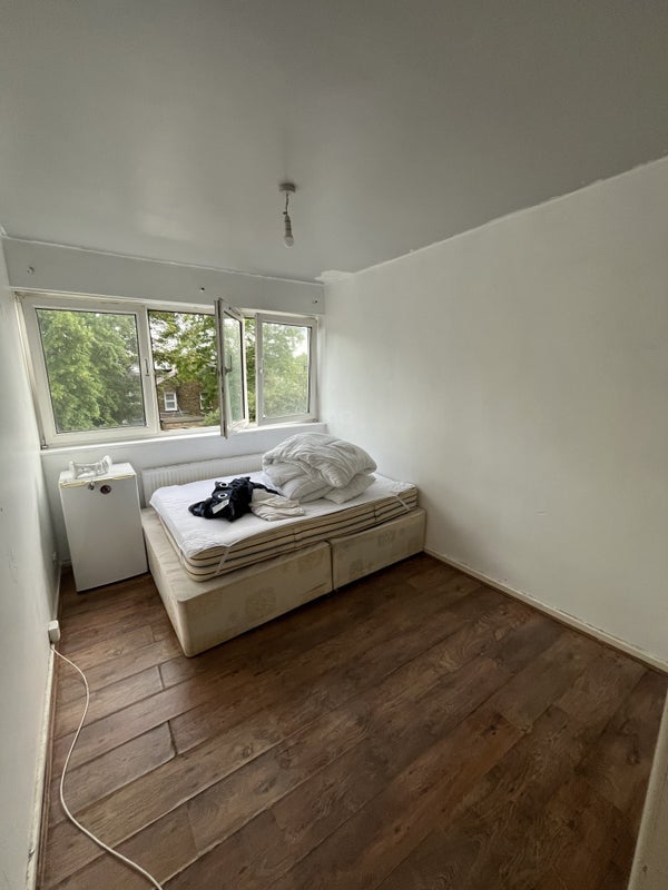 Room Russett Way in Greater London