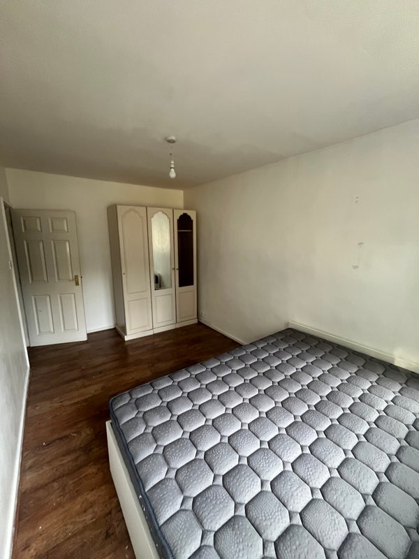 Room Russett Way in Greater London