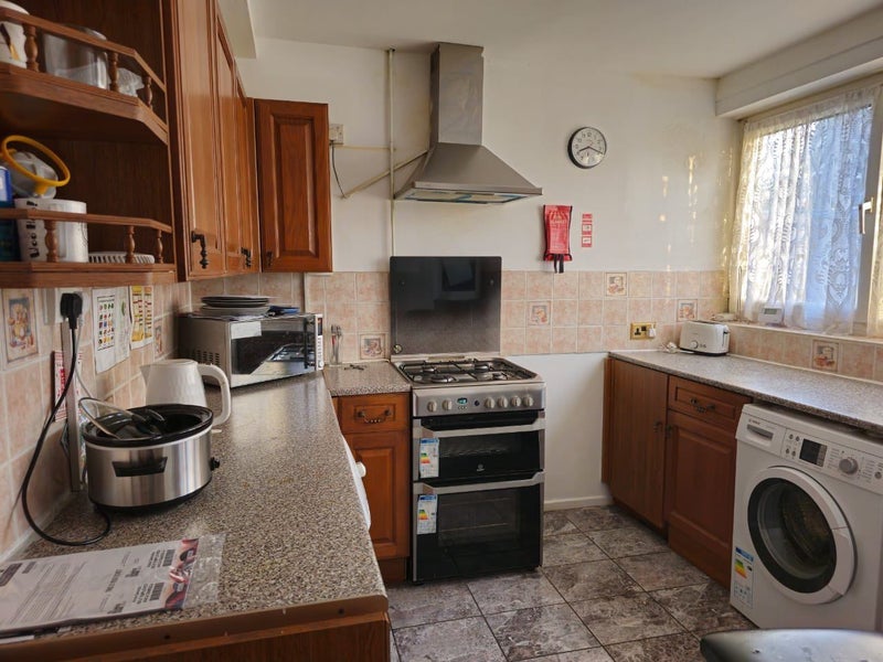 Room Russett Way in Greater London