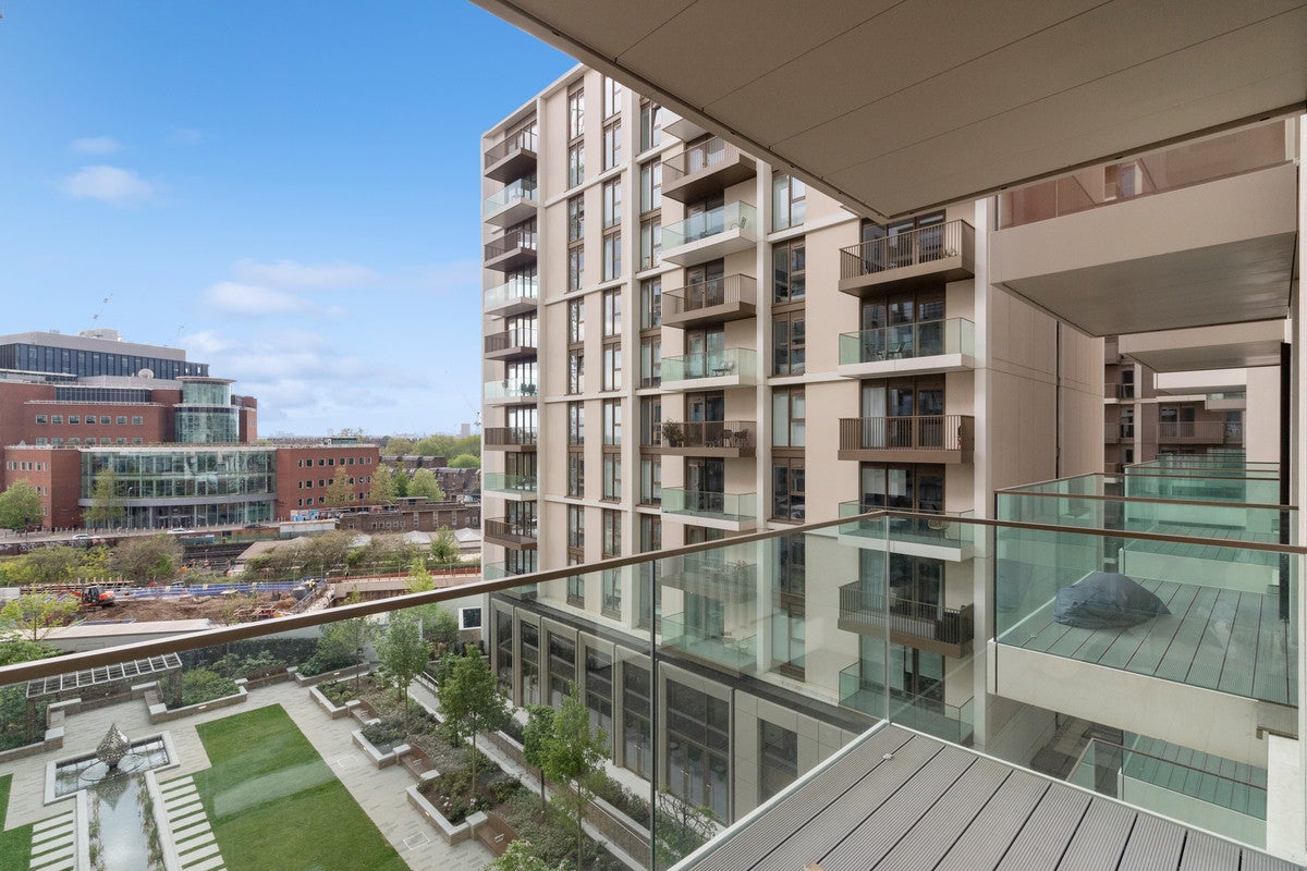 Flat Fountain Park Way in Greater London