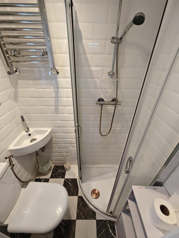 Room Eversleigh Road in Greater London