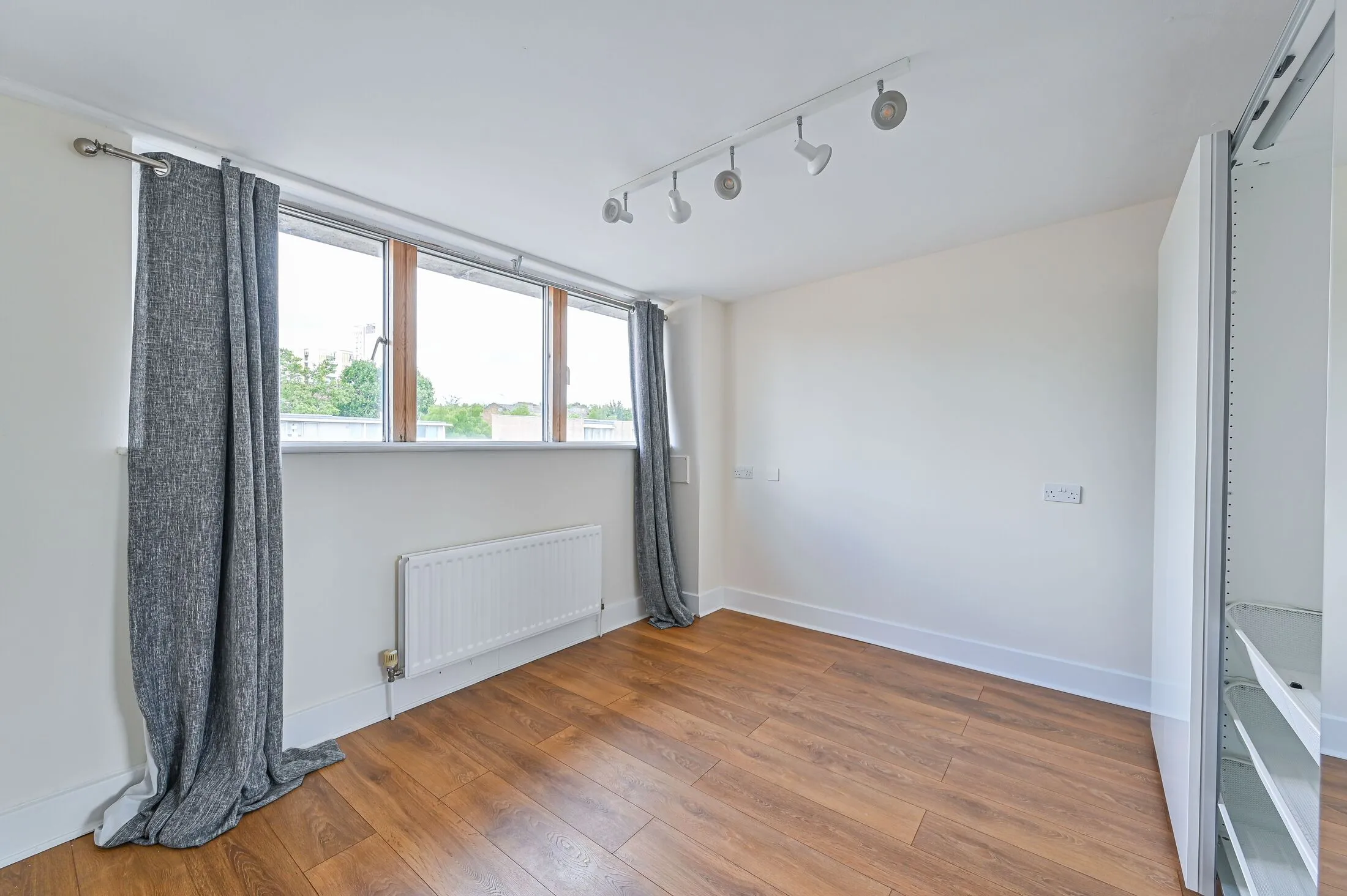 Flat Ferrey Mews in Greater London