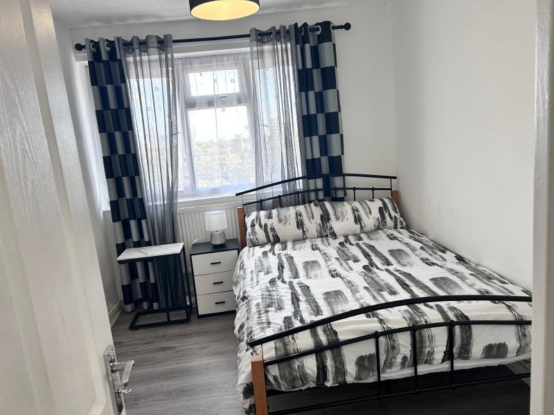 Room Trelawney Estate in Greater London