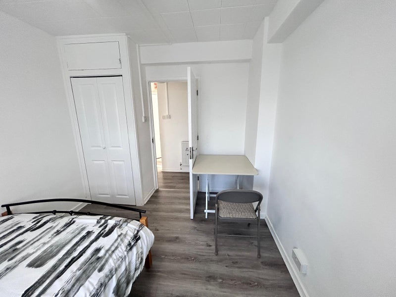 Room Trelawney Estate in Greater London