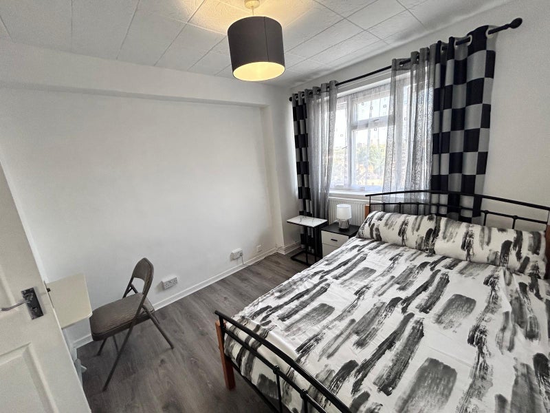 Room Trelawney Estate in Greater London