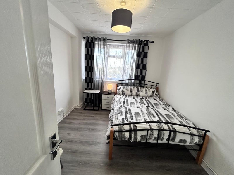 Room Trelawney Estate in Greater London