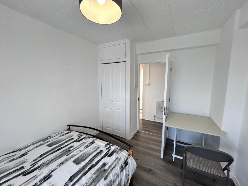 Room Trelawney Estate in Greater London