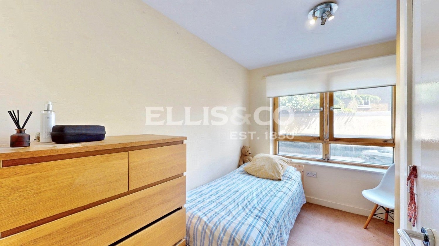 Flat Mattock Lane in Greater London