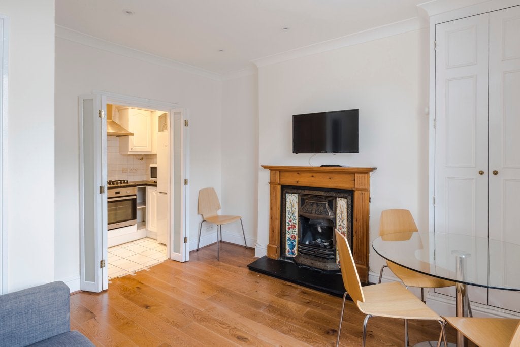 Flat Warren Street in Greater London