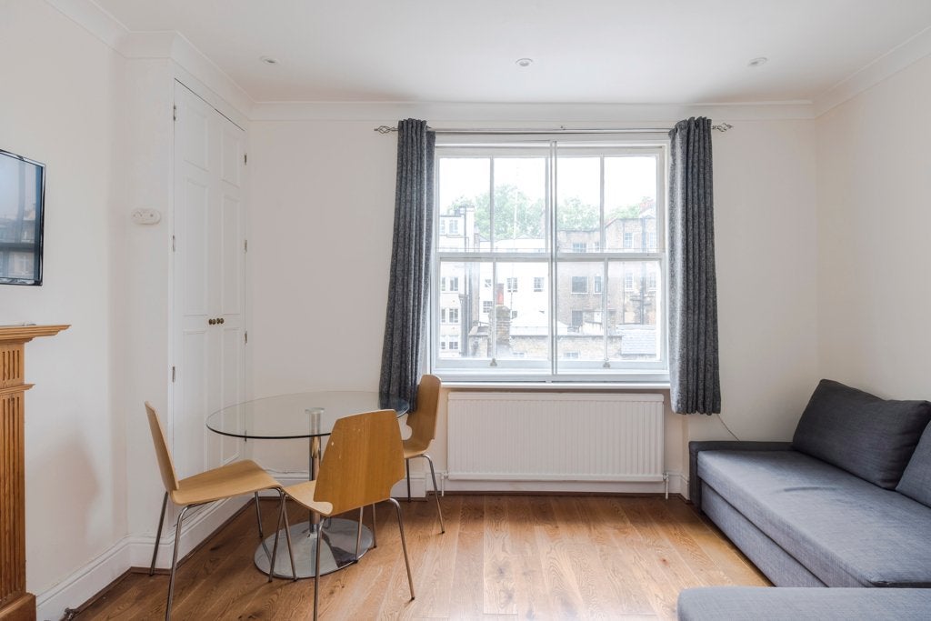 Flat Warren Street in Greater London