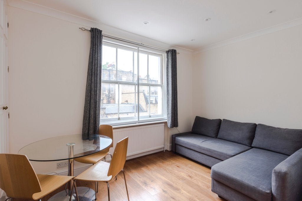 Flat Warren Street in Greater London