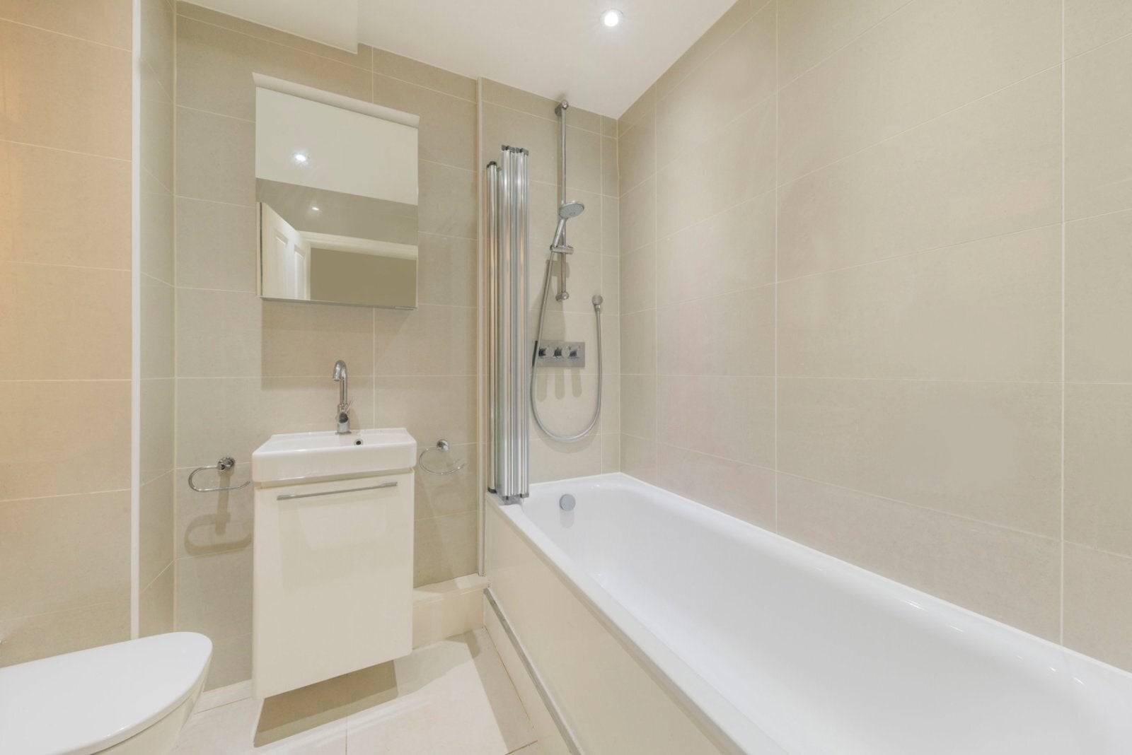 Flat Ridgmount Gardens in Greater London