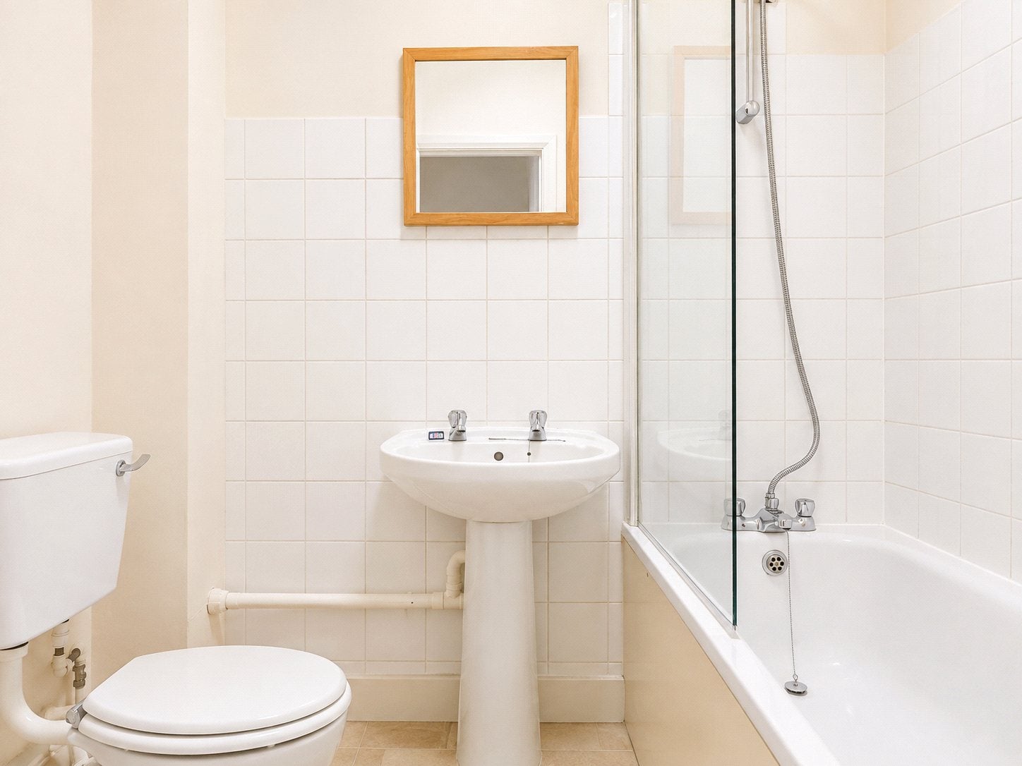 Flat Gleneldon Road in Greater London