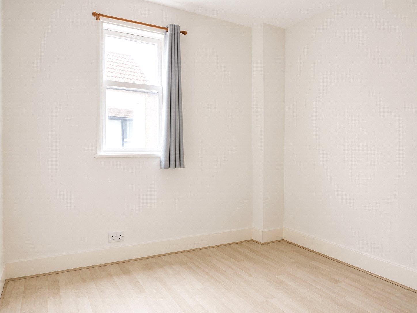 Flat Gleneldon Road in Greater London
