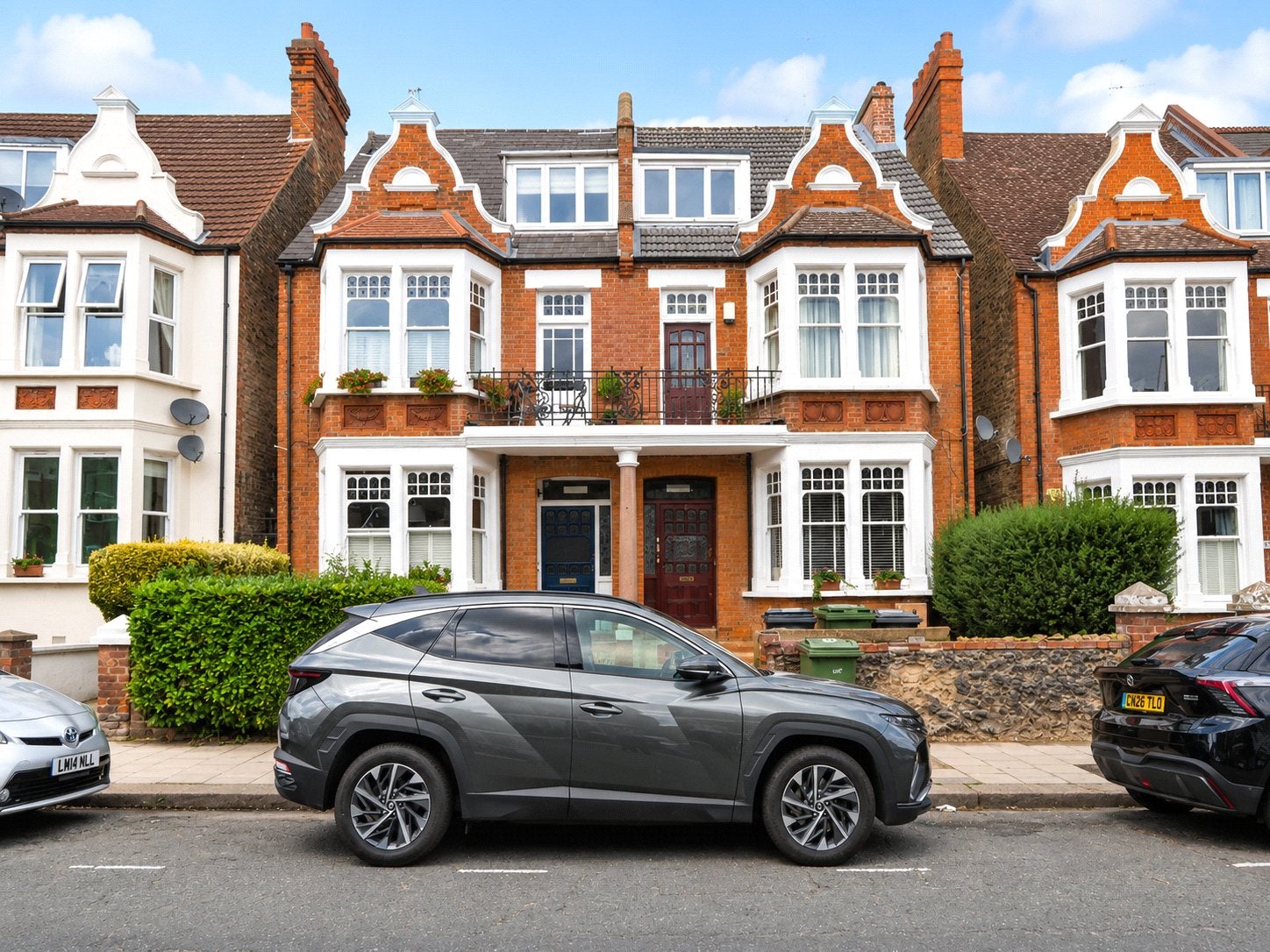 Flat Gleneldon Road in Greater London