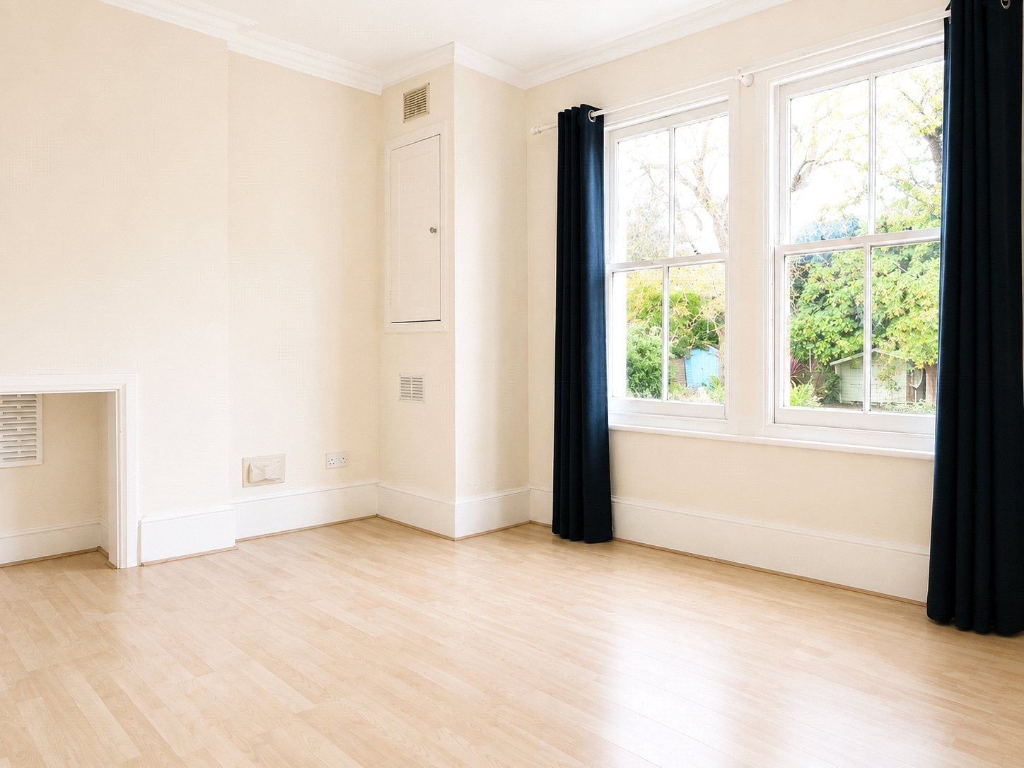 Flat Gleneldon Road in Greater London