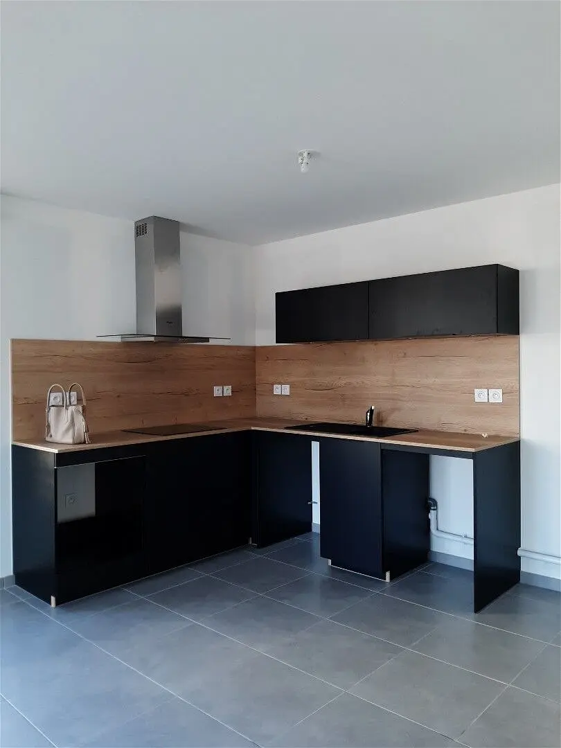 Flat Rue Gaston Bachelard in Vaulx-en-Velin
