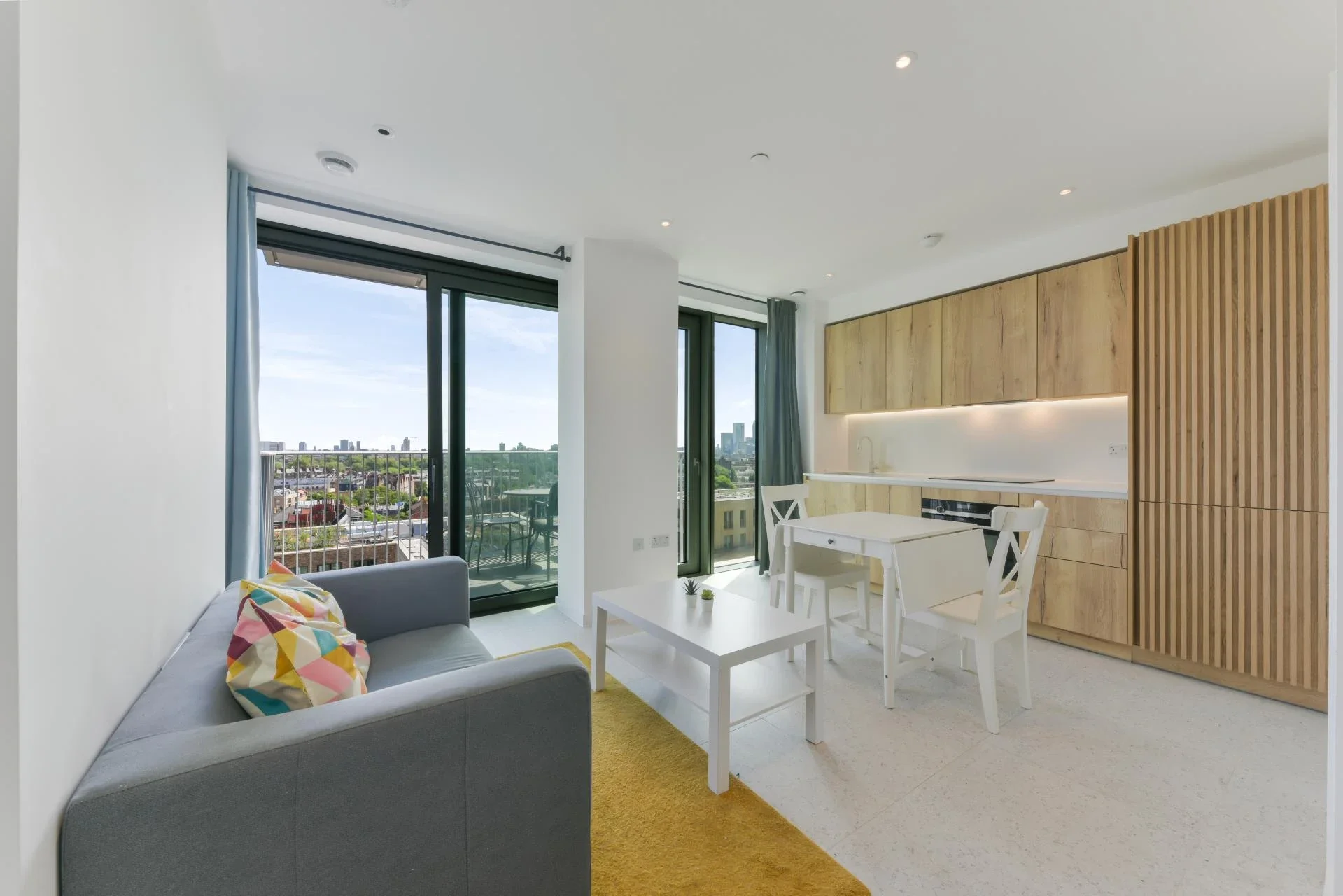 Flat Tapestry Way in Greater London
