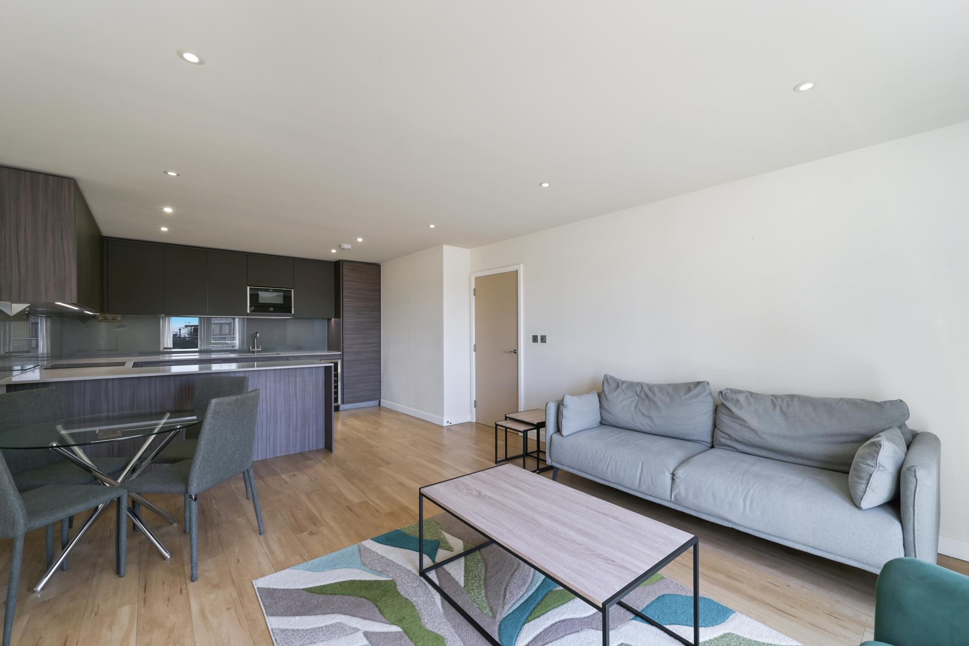 Flat Caversham Road in Greater London