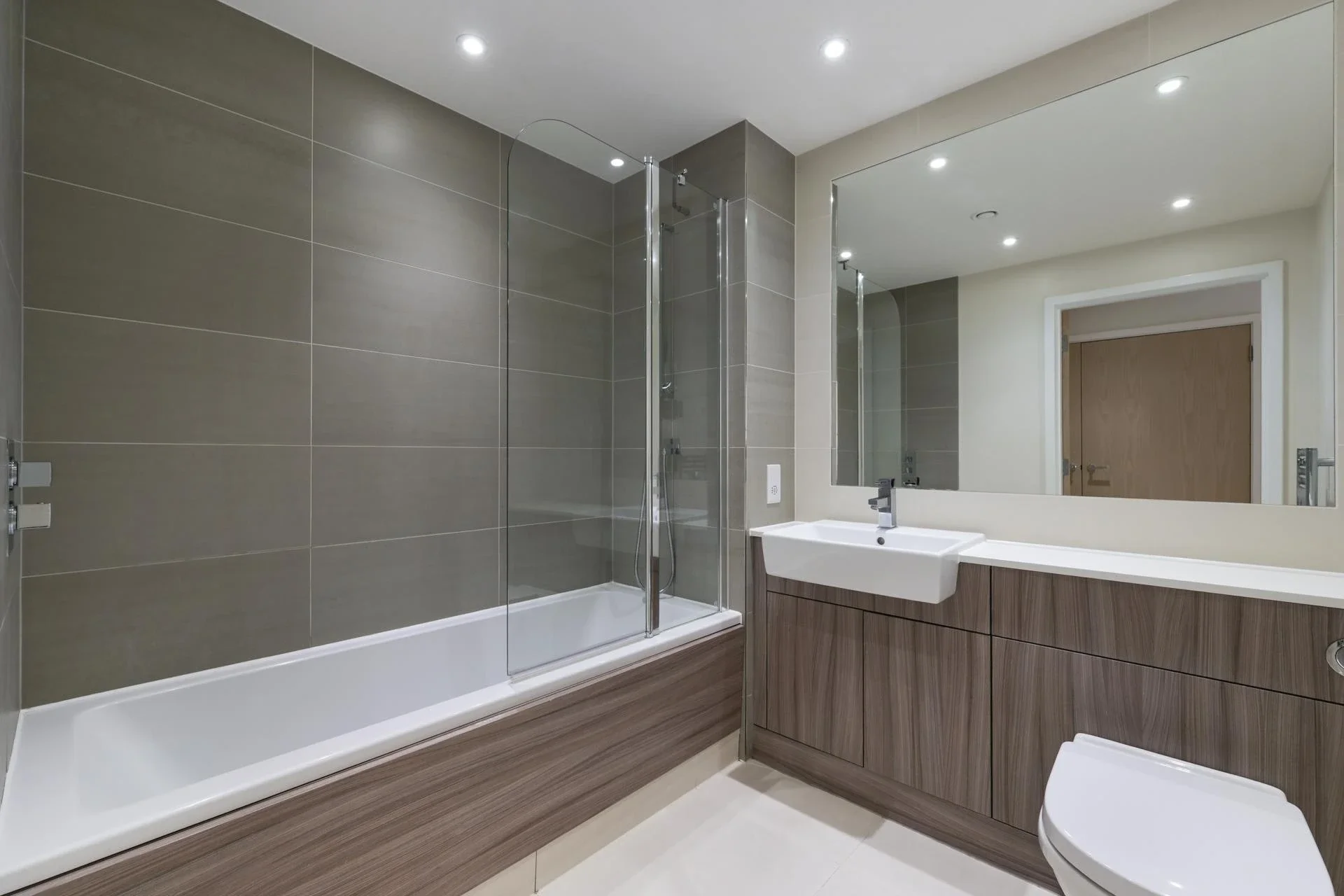 Flat Caversham Road in Greater London