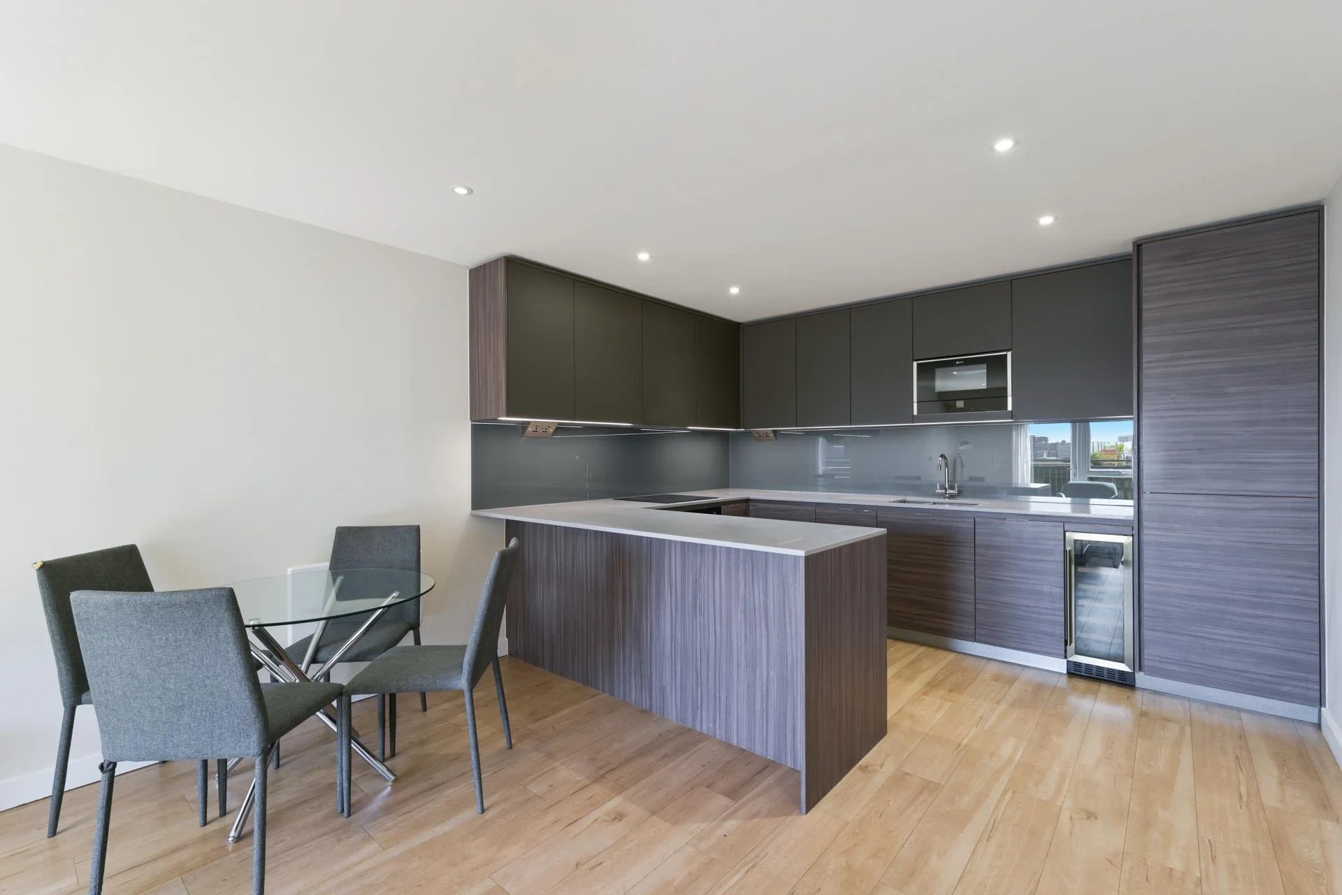 Flat Caversham Road in Greater London