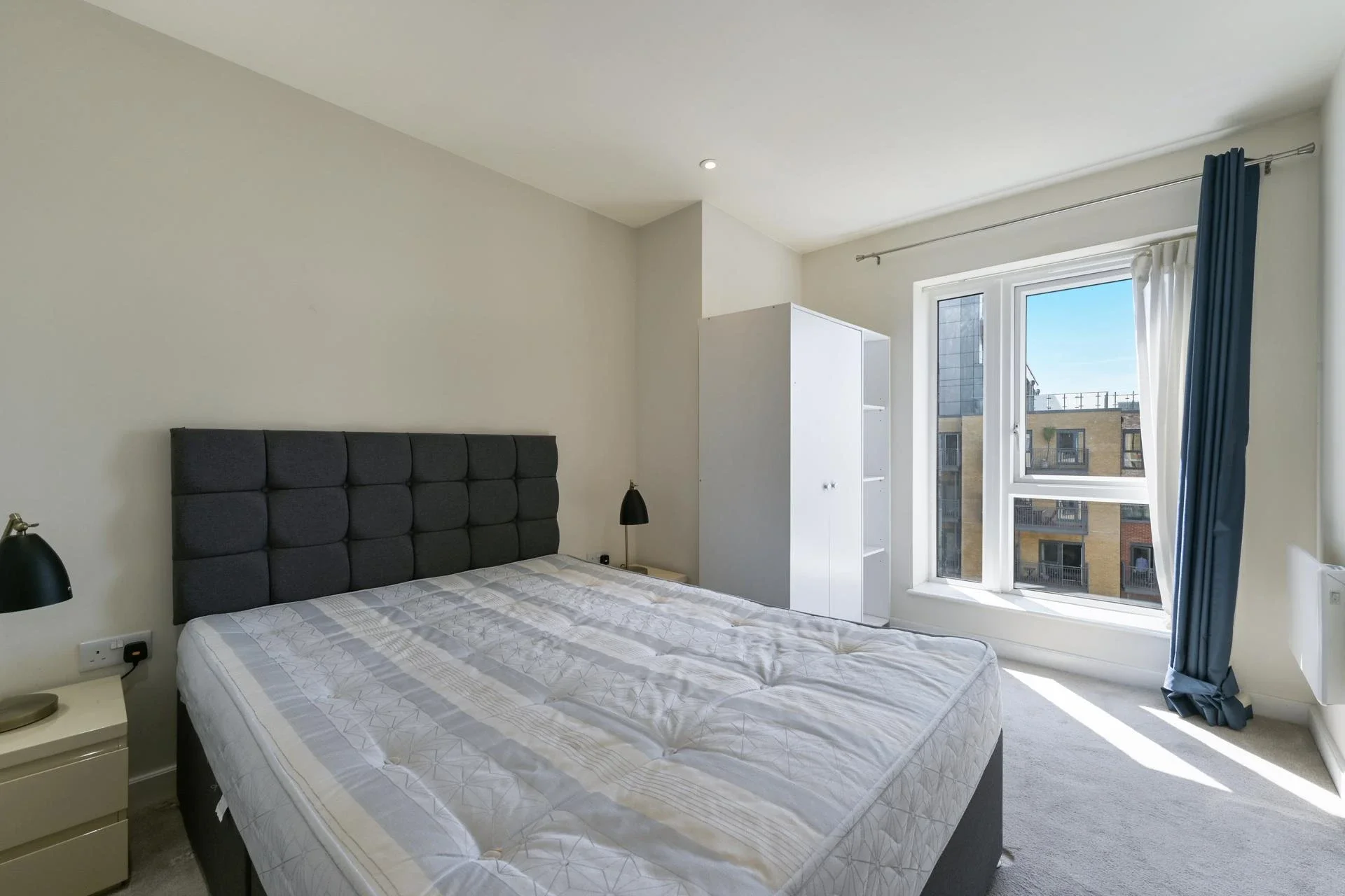 Flat Caversham Road in Greater London