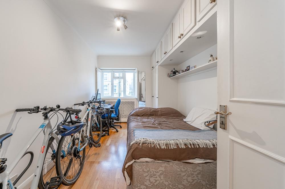 Flat Queensdale Crescent in Greater London