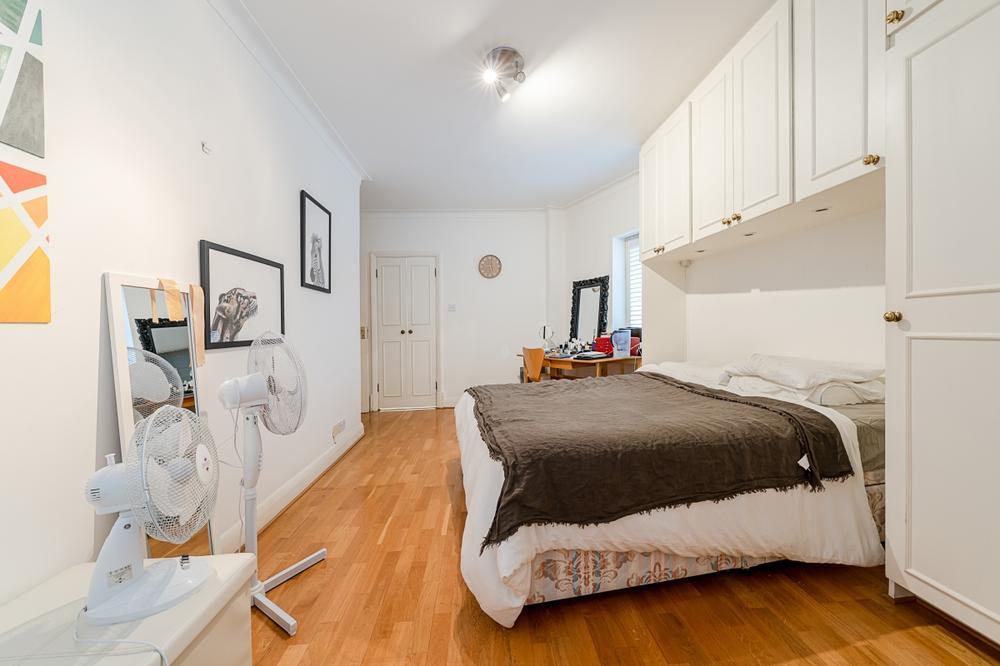 Flat Queensdale Crescent in Greater London