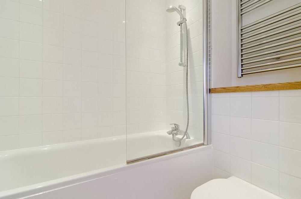 Flat Queensdale Crescent in Greater London