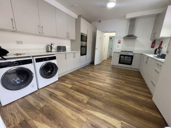 Flat Kingston Lane in London