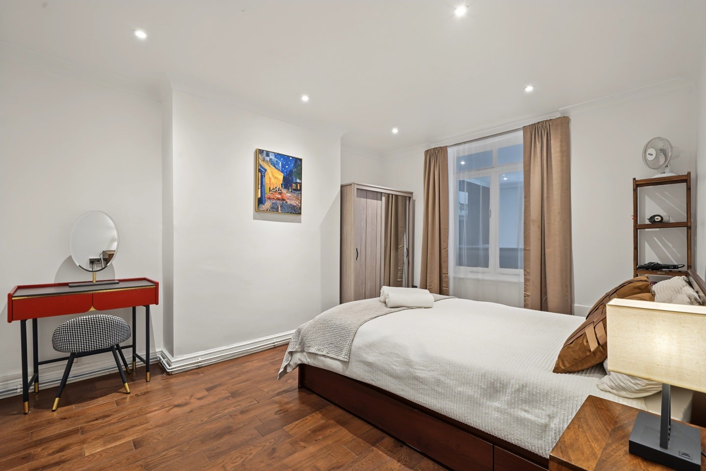 Flat Stock Orchard Crescent in Greater London
