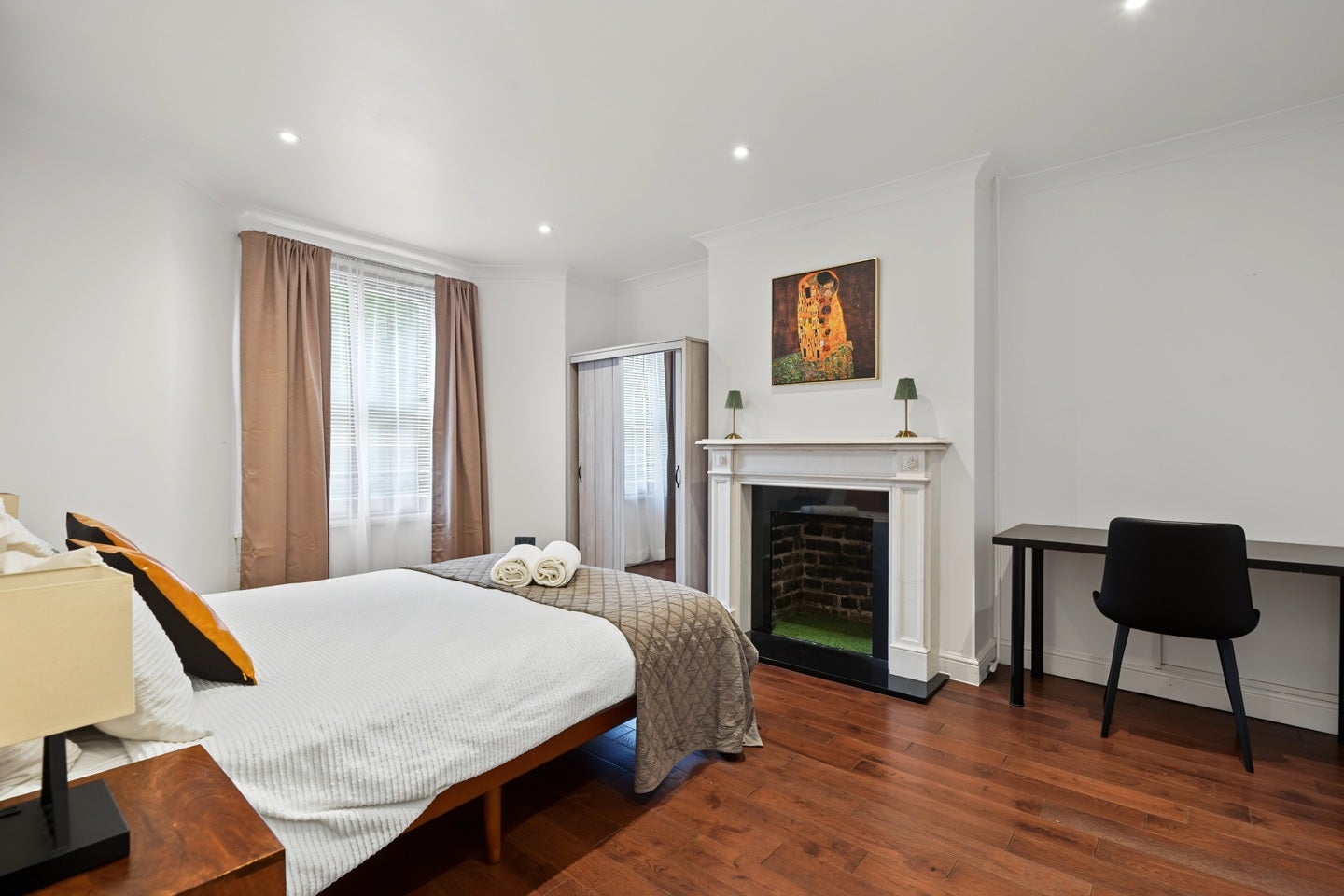 Flat Stock Orchard Crescent in Greater London