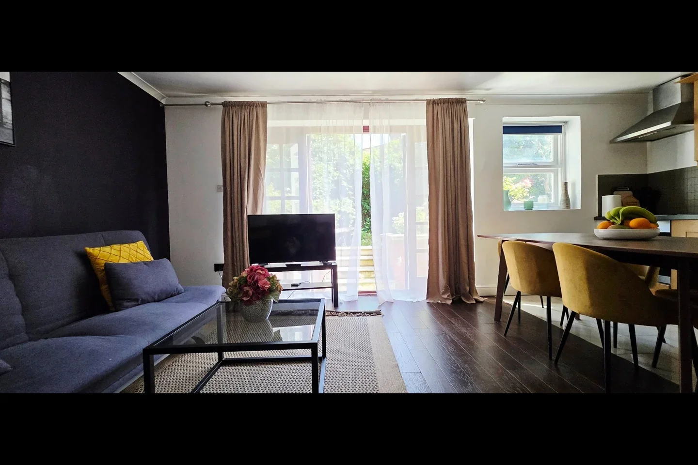 Flat Stock Orchard Crescent in Greater London