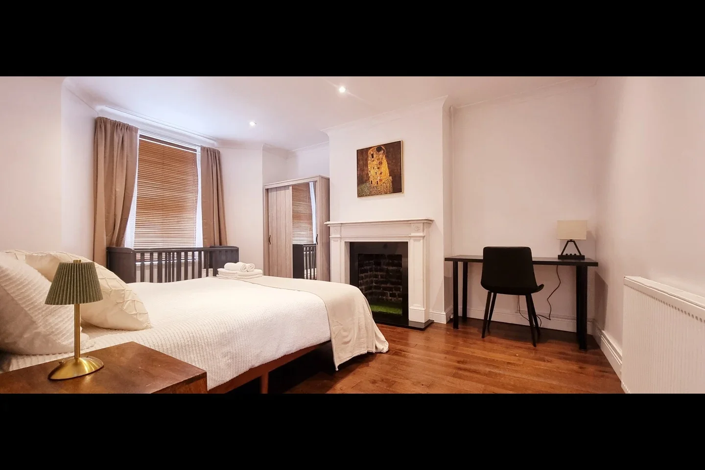 Flat Stock Orchard Crescent in Greater London