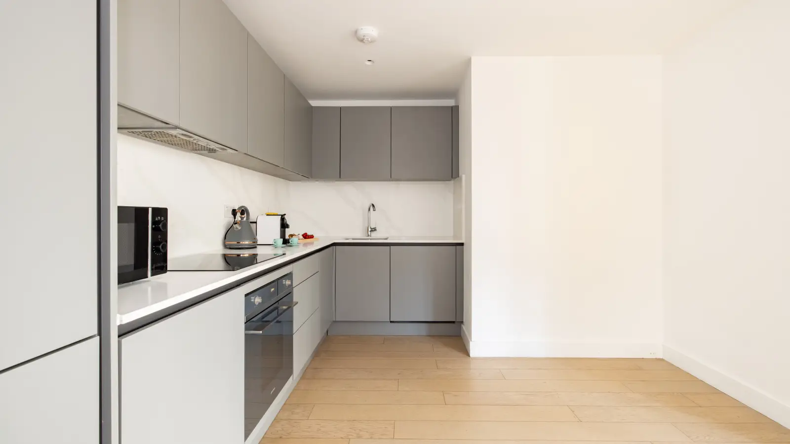 Flat Harlequin Avenue in Greater London