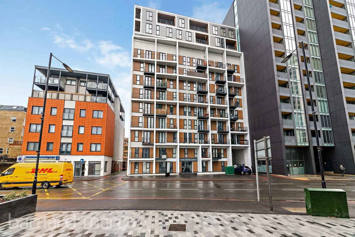 Flat Sutton Court Road in Greater London